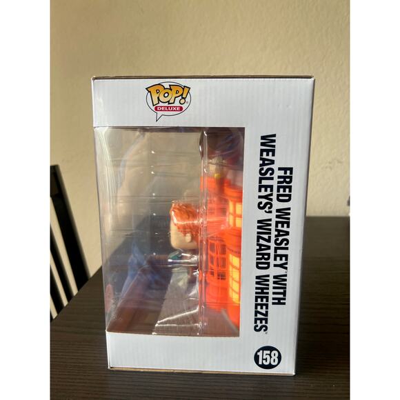 VAULTED DELUXE SE Fred Weasley w/ Weasleys’ Wizard Wheezes Funko Pop #158 Potter - Picture 4 of 6